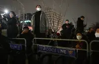 Людзі каля будынка парламента Паўднёвай Карэі
