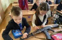 Автомат на школьной парте
