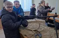 Дзеці атрымалі зброю "для азнаямлення"
