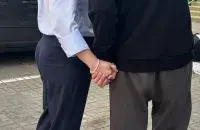 Святлана і Сяргей Ціханоўскія трымаюцца за рукі
