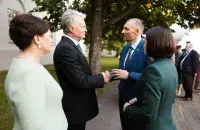 Сяргей і Святлана Ціханоўскія вітаюцца з Гітанасам Наўседам
