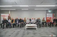 Палітвязні падчас прэс-канферэнцыі
