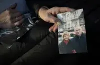 Марына Адамовіч, жонка Мікалая Статкевіча, паказвае фатаграфію сябе і мужа, Мінск, Беларусь, 27 студзеня 2025 года
