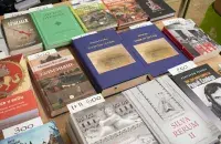 Кнігі беларускіх выдавецтваў падчас продажу
