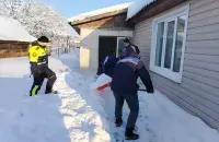 Судовыя выканаўцы адкапалі з-пад снегу пусты дом
