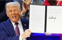 Трамп з падпісаным статутам Рады міру
