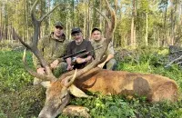 Паляўнічыя з забітым аленем
