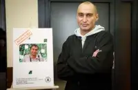 Вячаслаў Лазараў пасля вызвалення са сваім партрэтам
