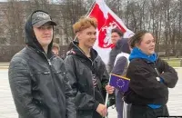 Мікола Багатыр злева, Ганна Б. справа. Пасярэдзіне сябра Міколы, які, з яго словаў, прысутнічаў, але нічога не здымаў

