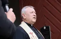 Ксёндз Анатоль Парахневіч падчас службы
