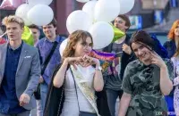 Моладзь падчас святкавання школьнага выпускнога
