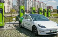 Электракар на стаянцы для зарадкі аўтамабіляў
