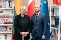 Дзяніс Кучынскі і кіраўніца Міжнароднага гуманітарнага фонду Берыт Ліндэман
