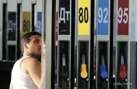 Мужчына на аўтазапраўцы
