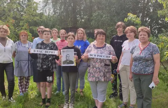 Расіяне з партрэтам беларускага пранкера / t.me/ula_bo/
