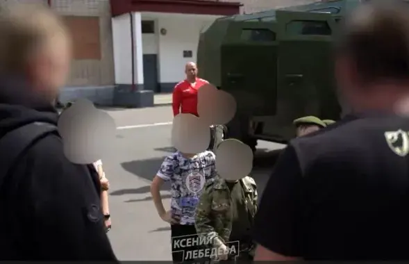 Вагнеровцы в детском клубе / скриншот с видео