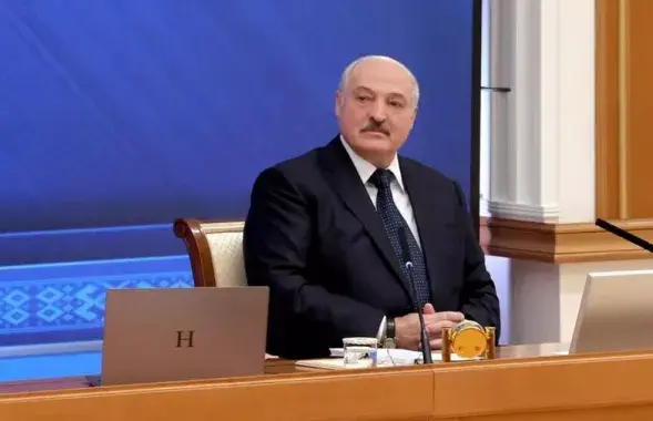 Лукашекно похвастался белорусским ноутбуком. Но всё-таки белорусский или фальшивка, сделанная в Китае? / president.gov.by
