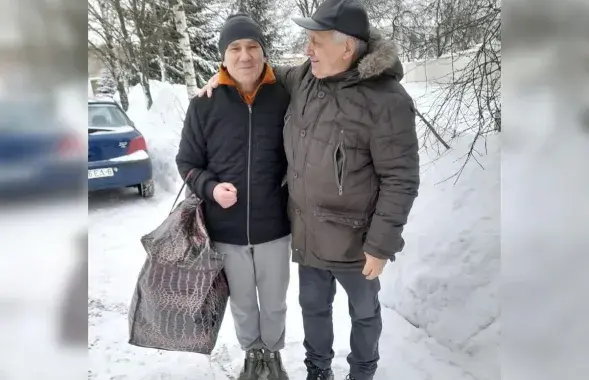 Аляксандр Кабанаў (злева) выйшаў з калоніі
