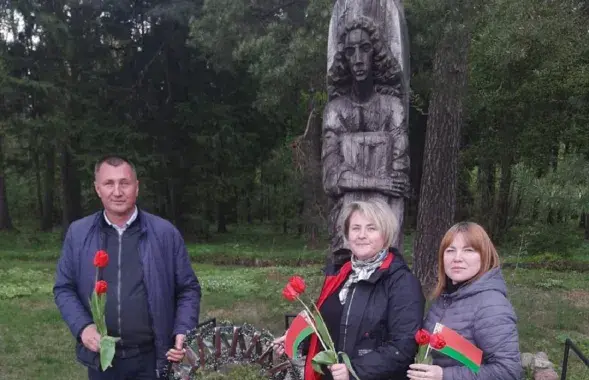 Каля помніка рэпрэсаваным / t.me/chervenby/
