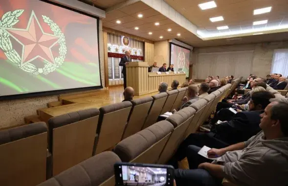 Іван Тэртэль выступае ў Цэнтральным доме афіцэраў у Мінску / БЕЛТА
