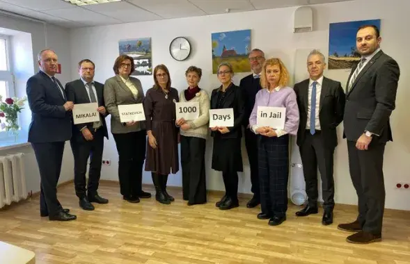 Дипломаты из ЕС напоминают, как долго уже Статкевич за решёткой / facebook.com/usembassy.minsk
