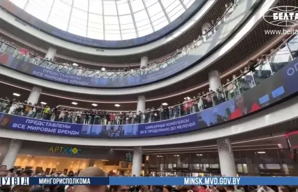 Тры паверхі гандлёваўга цэнтра шчыльна запоўнілі людзі / МУС
