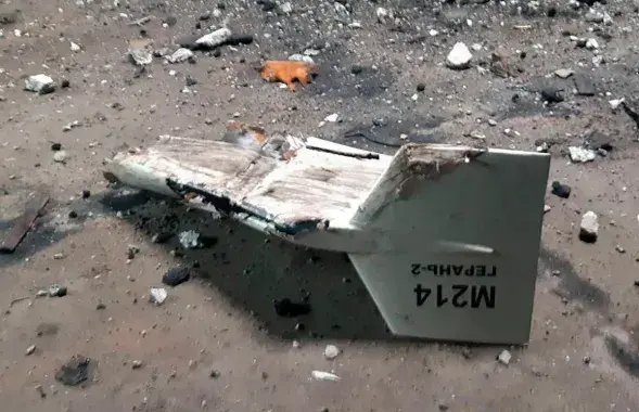 Абломкі дрона "Герань-2", які хутчэй за ўсё з'яўляецца замаскіраваным іранскім "Шахедам" / AP
