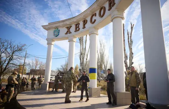 Владимир Зеленский в Херсоне вручает награды бойцам, в том числе белорусу / t.me/V_Zelenskiy_official
