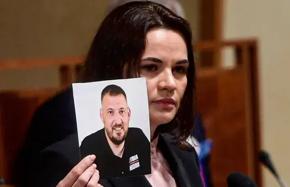 Светлана Тихановская с фотографией мужа Сергея, который является политзаключенным /&nbsp; Vondrous Roman / CTK / AP
