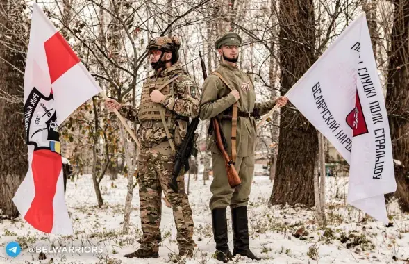 Бойцы полка Калиновского со своим флагом и флагом Первого Слуцкого полка стрельцов, существовавшего в 1920 году / t.me/belwarriors
