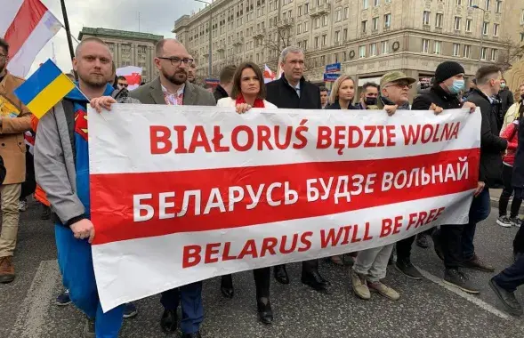 Святлана Ціханоўская, Павел Латушка і Аліна Коўшык у цэнтры з плакатам “Беларусь будзе вольнай” / Еўрарадыё
