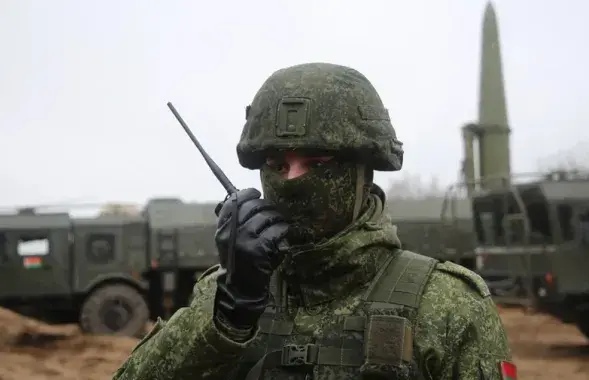 Беларускі вайсковец на фоне ракетнага комплексу "Іскандэр-М", які можа быць носьбітам ядзернай зброі / Міністэрства абароны
