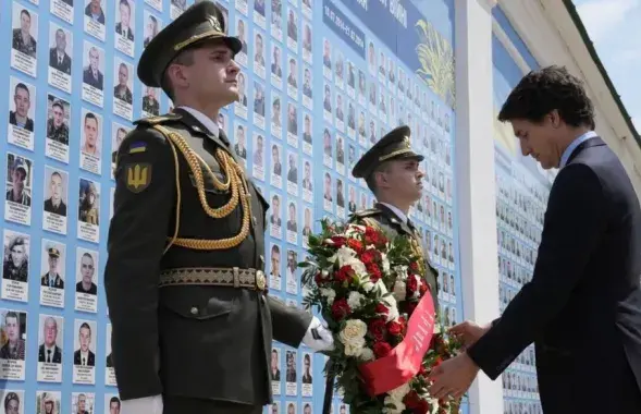 Джасцін Трудо ускладае кветкі да сцяны памяці ў Міхайлаўскім Златоверхом манастыры / t.me/uniannet
