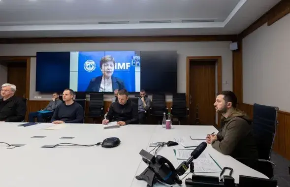Уладзімір Зяленскі гутарыць з дырэктарам-распарадчыкам МВФ Крысталінай Георгіевай / прэс-служба прэзідэнта Украіны
