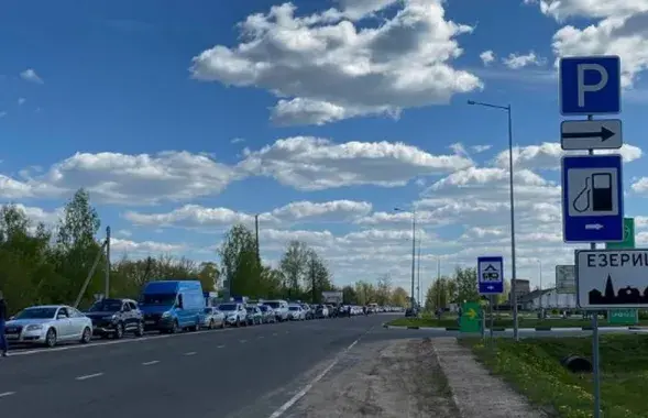 Очередь на выезд из Беларуси в Россию / fontanka.ru
