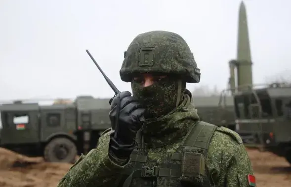 Беларускі вайсковец на фоне комплексу "Іскандэр-М", які можа быць носьбітам ядзернай зброі / Міністэрства абароны
