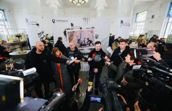 Бэнкси оставил свой мурал на разрушенном доме в Бородянке недалеко от Киева / t.me/igorsmelyansky
