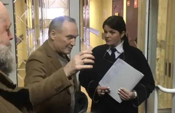 Судья Марина Запасник с Владимиром Некляевым в суде / Елена Тонкачева, Facebook

