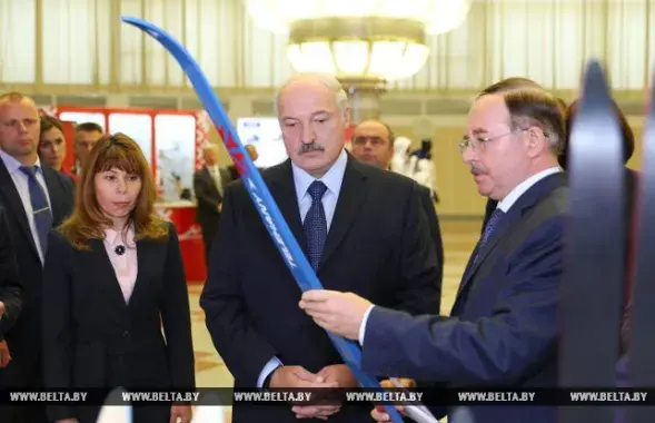 Виктор Шейман показывает лыжи Александру Лукашенко, сентябрь 2018-го / БЕЛТА​