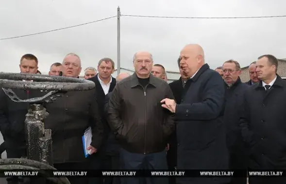 Лукашенко во время посещения Слуцкого района в октябре 2017 года. Фото: belta.by