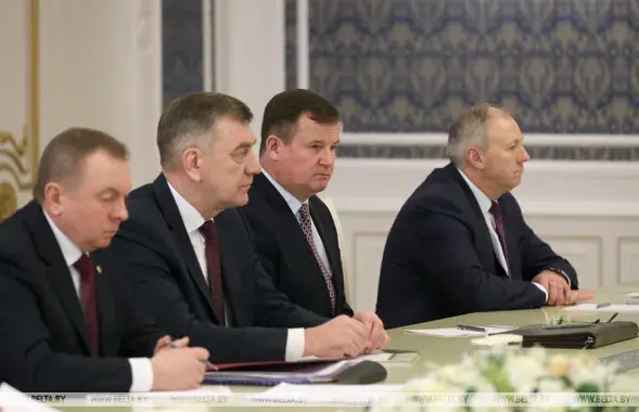 Юрий Назаров (второй слева) на сегодняшнем совещании у Лукашенко / БЕЛТА
