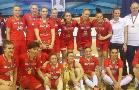 Женская сборная Беларуси по баскетболу образца 2017 года. Трофимова стоит первая слева. Фото Белорусской федерации баскетбола.