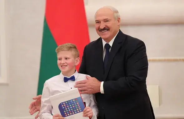 Александр Лукашенко вручил паспорт ученику Раковской средней школы Евгению Анисовичу / president.gov.by​