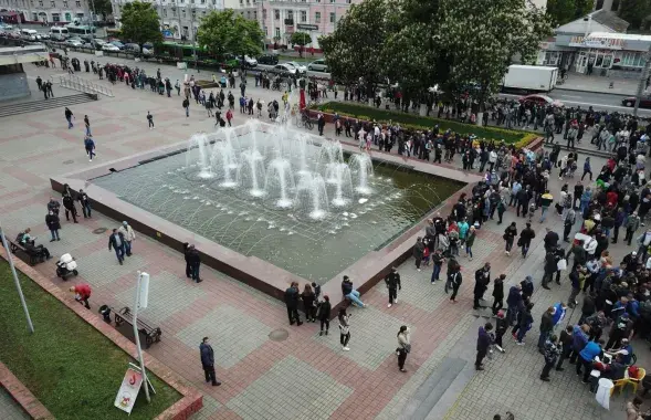 Очередь в Гомеле к Тихановской, 28 мая 2020-го / svaboda.org​