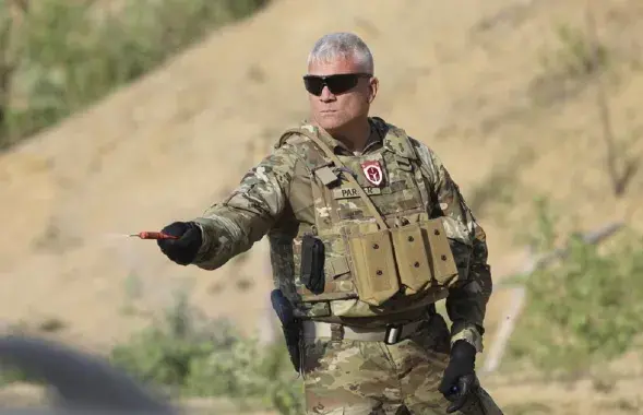 Мэтью Паркер на тренировке бойцов полка "Погоня"/ apnews.com