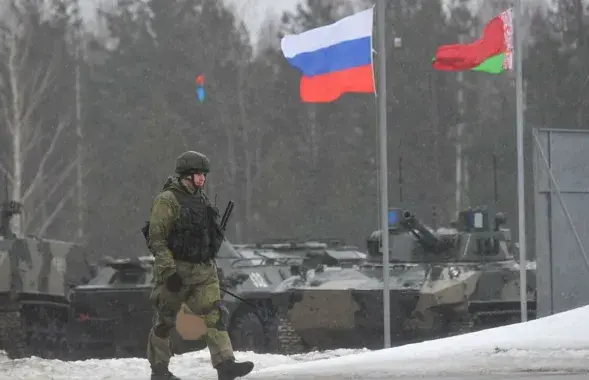 На расійска-беларускіх вучэннях / Віктар Талочка, "Спутнік"