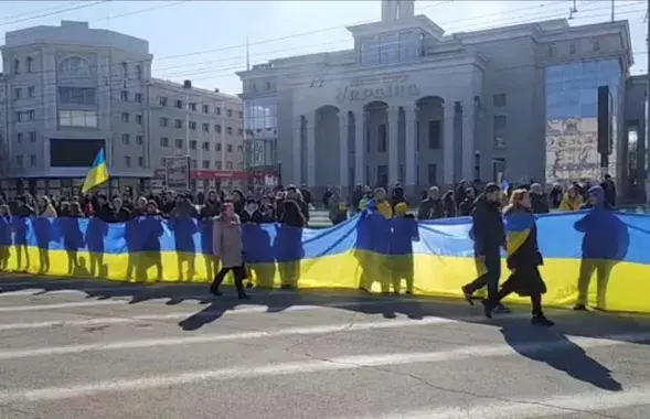 Длительное время в Херсоне проходили проукраинские уличные акции, которые разгоняли российские военные / Reuters