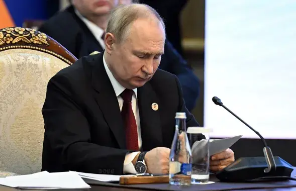 Владимир Путин с закрытыми глазами читает текст, напечатанный огромными буквами / president.kg
