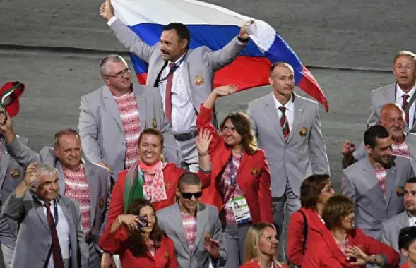 Беларускіх паралімпійцаў у аэрапорце сустрэлі тортам з расійскім сцягам (фота)