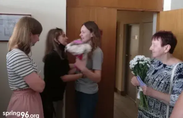 Галина Гарацкевич после приговора (в центре) и ее мать Алла Гарацкевич (справа) / spring96.org​